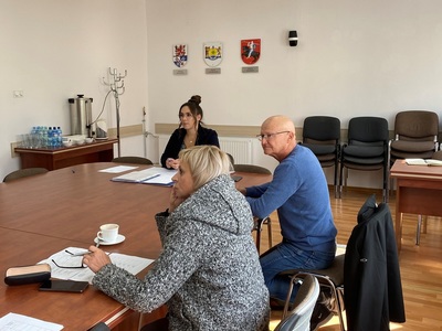 Uczestnicy spotkania ustalający terminy wydarzeń sportowych.