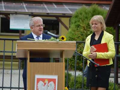 Burmistrz Węgorzewa mówiący przemowę.