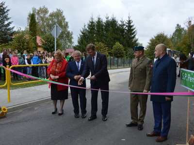 Uroczyste przecięcie wstęgi przez zaproszonych gości.