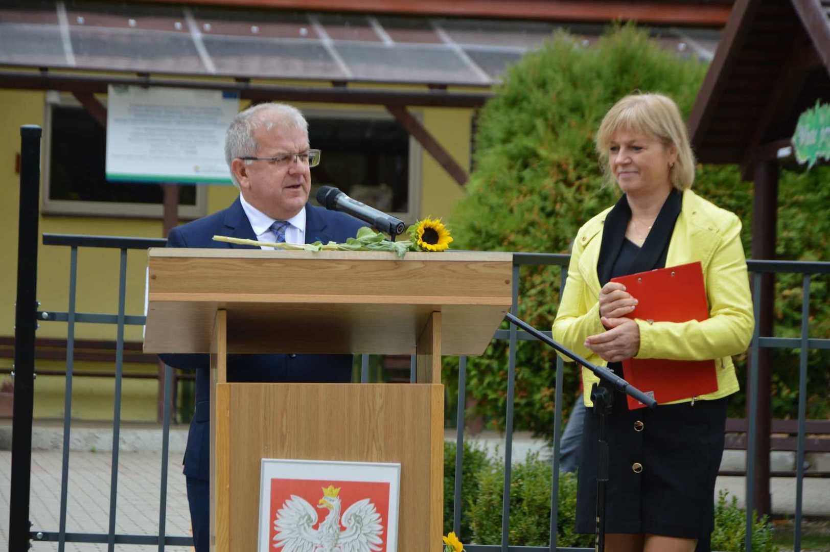 Burmistrz Węgorzewa mówiący przemowę.