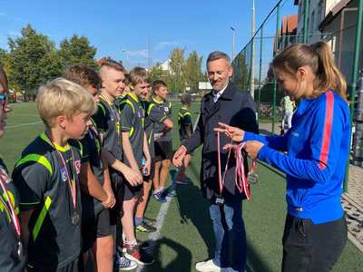 Wicestarosta Mariusz Fatyga wręcza medale zawodnikom SP2.