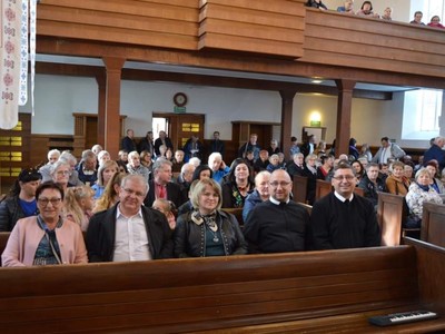 zdjęcie uczestników koncertów, w tym Przewodnicząca Rady Powiatu Halina Faj oraz Burmistrz Węgorzewa Krzysztof Kołaszewski