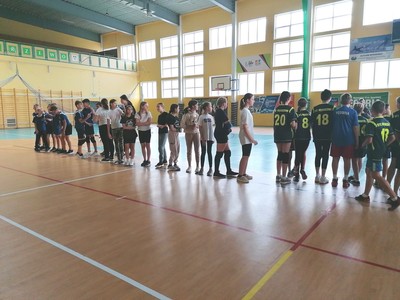 Zdjęcie grupowe zawodników biorących udział w zawodach.