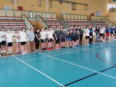 Zdjęcie grupowe zawodników biorących udział w zawodach.