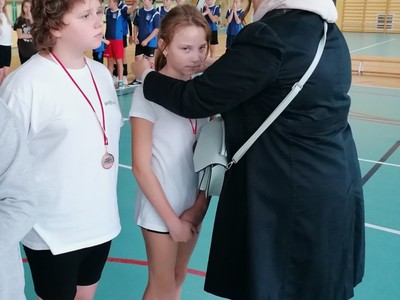 Przedstawiciel Starostwa wręcza medale dla drużyny dziewcząt.