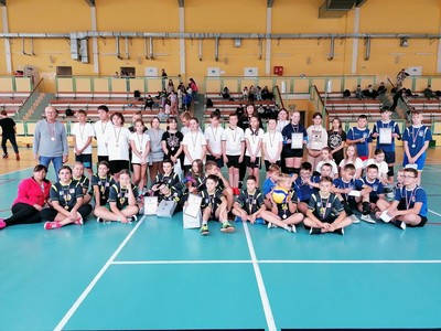 Zdjęcie grupowe zawodników biorących udział w zawodach.