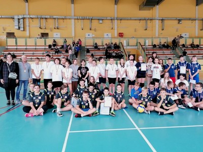 Zdjęcie grupowe zawodników biorących udział w zawodach.