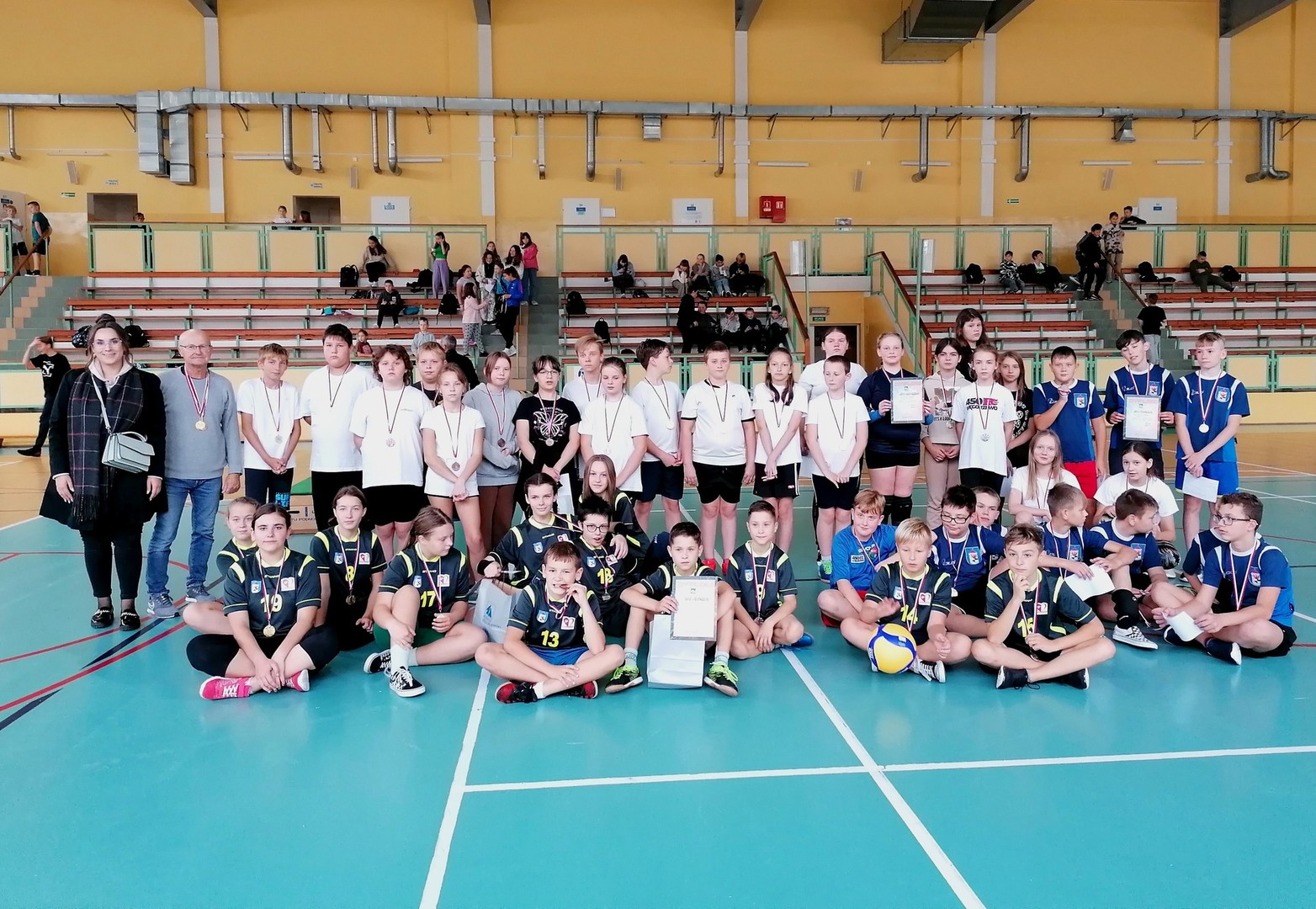 Zdjęcie grupowe zawodników biorących udział w zawodach.