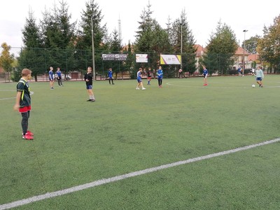 Uczestnicy zawodów biegają po boisku podczas rozgrywek jednego z meczów.