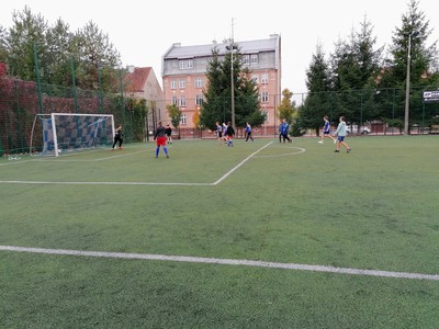 Uczestnicy zawodów biegają po boisku podczas rozgrywek jednego z meczów.