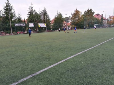 Uczestnicy zawodów biegają po boisku podczas rozgrywek jednego z meczów.