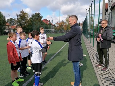 Oficjalne wręczenie nagród przez Wicestarostę, Dyrektor Szkoły oraz nauczycieli wf.