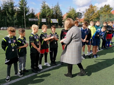 Oficjalne wręczenie nagród przez Wicestarostę, Dyrektor Szkoły oraz nauczycieli wf.