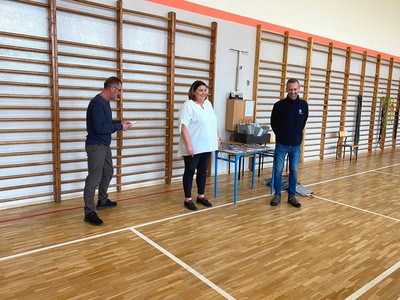 oficjalne rozpoczęcie zawodów - na zdjęciu trzy osoby