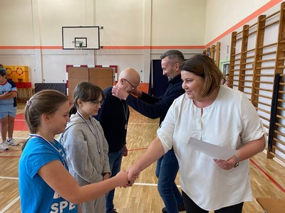 oficjalne wręczanie nagród uczestnikom zawodów - na zdjęciu pięć osób