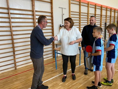 oficjalne wręczanie nagród uczestnikom zawodów - na zdjęciu pięć osób