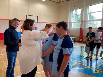 oficjalne wręczanie nagród uczestnikom zawodów - w tle pozostali zawodnicy