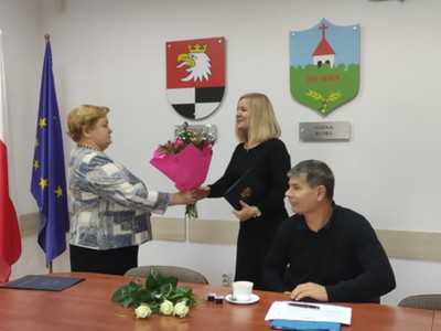 Starosta Węgorzewski wręcza nagrodę Pani Indze Sztabińskiej Poradni Psychologiczno-Pedagogicznej.