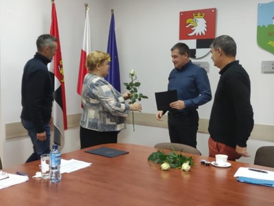 Starosta Węgorzewski wręcza nagrodę Panu Ireneuszowi Szepietowskiemu dyrektorowi ZSZ.