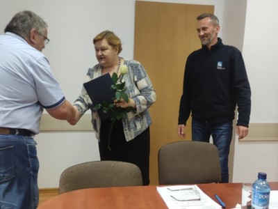 Starosta Węgorzewski wręcza nagrodę Panu Waldemarowi Czapskiemu dyrektorowi ZSO.