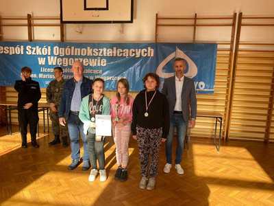 Udekorowani uczniowie SP Radzieje za zajęcie II miejsca w klasyfikacji drużynowej dziewcząt. 