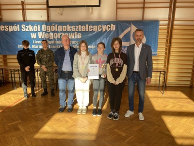 Udekorowani uczniowie SP 2 w Węgorzewie za zajęcie I miejsca w klasyfikacji drużynowej dziewcząt.