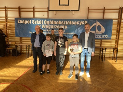 Udekorowani uczniowie SP Perły za zajęcie I miejsca w klasyfikacji drużynowej chłopców.