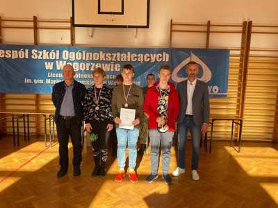 Udekorowani uczniowie SP 1 Węgorzewo za zajęcie II miejsca w klasyfikacji drużynowej chłopców.