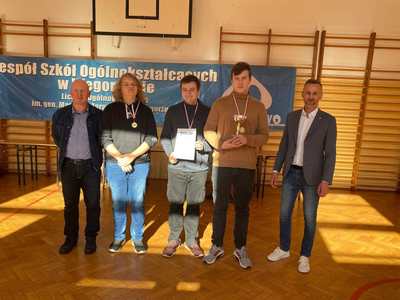 Udekorowani uczniowie ZSO w Węgorzewie drużyna nr 2 za zajęcie I miejsca  klasyfikacji drużynowej chłopców.