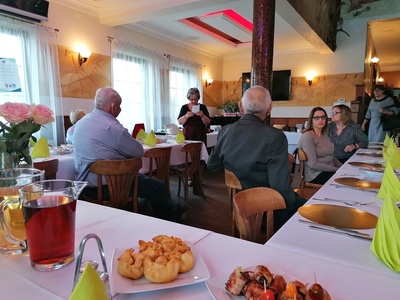 uczestnicy spotkania siedzą przy stole - uroczyste otwarcie wydarzenia