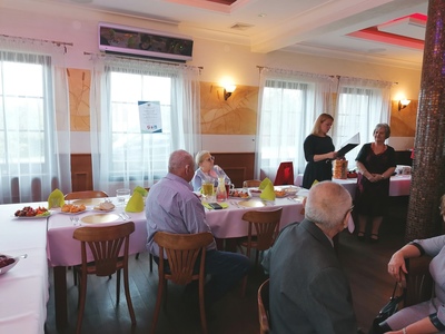 uczestnicy spotkania siedzą przy stole - uroczyste otwarcie wydarzenia