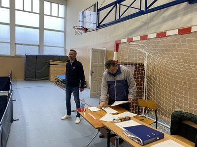 Wicestarosta Mariusz Fatyga podczas otwarcia zawodów.