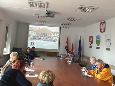 uczestnicy spotkania siedzą przy stole w sali konferencyjnej Starostwa Powiatowego w Węgorzewie