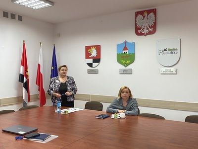uczestnicy spotkania siedzą przy stole w sali konferencyjnej Starostwa Powiatowego w Węgorzewie