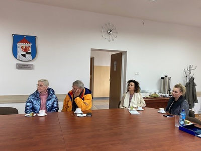 uczestnicy spotkania siedzą przy stole w sali konferencyjnej Starostwa Powiatowego w Węgorzewie