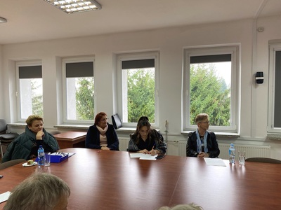 uczestnicy spotkania siedzą przy stole w sali konferencyjnej Starostwa Powiatowego w Węgorzewie