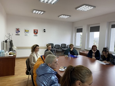 uczestnicy spotkania siedzą przy stole w sali konferencyjnej Starostwa Powiatowego w Węgorzewie