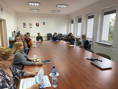 uczestnicy spotkania siedzą przy stole w sali konferencyjnej Starostwa Powiatowego w Węgorzewie
