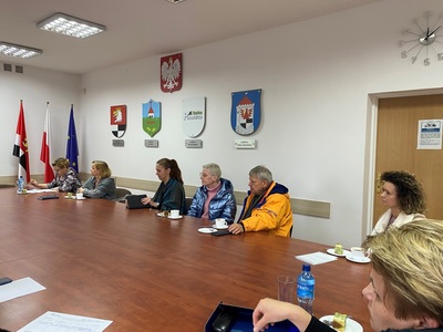uczestnicy spotkania siedzą przy stole w sali konferencyjnej Starostwa Powiatowego w Węgorzewie