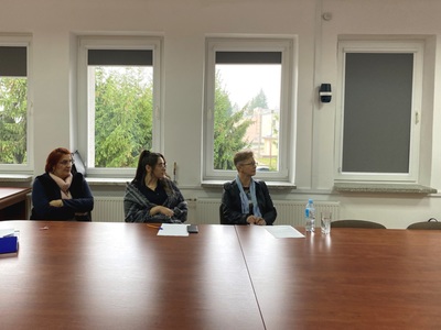 uczestnicy spotkania siedzą przy stole w sali konferencyjnej Starostwa Powiatowego w Węgorzewie