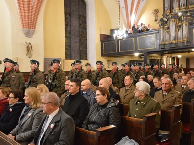 Uroczyste obchody 104. rocznicy odzyskania Niepodległości przez Polskę podczas Mszy Świętej