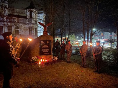 Uroczyste obchody 104. rocznicy odzyskania Niepodległości przez Polskę pod pod pomnikiem Niepodległości i Suwerenności w Węgorzewie