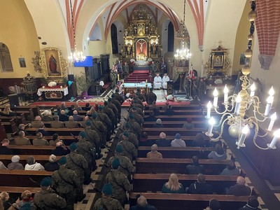Uroczyste obchody 104. rocznicy odzyskania Niepodległości przez Polskę podczas Mszy Świętej
