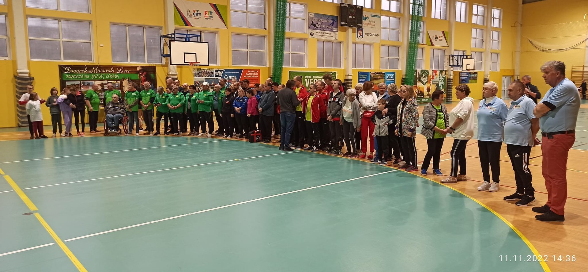 zdjęcie grupowe zawodników podczas Integracyjnego Turnieju Boccia