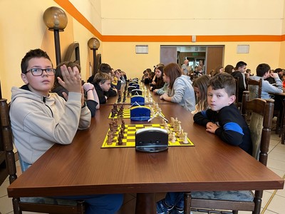 Uczestnicy czekający na rozgrywki.