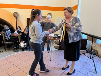 Starosta Węgorzewski dekorujący uczestniczkę turnieju za zajęcie II miejsca. 