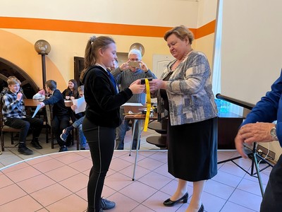 Starosta Węgorzewski dekorujący uczestniczkę turnieju za zajęcie I miejsca.