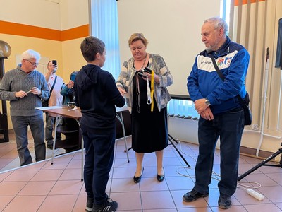 Starosta Węgorzewski dekorujący uczestnika turnieju za zajęcie III miejsca.