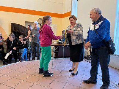 Starosta Węgorzewski dekorujący uczestniczkę turnieju.