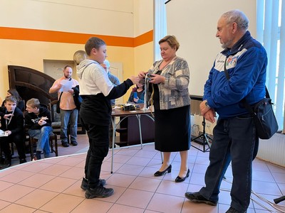 Starosta Węgorzewski dekorujący uczestnika turnieju.
